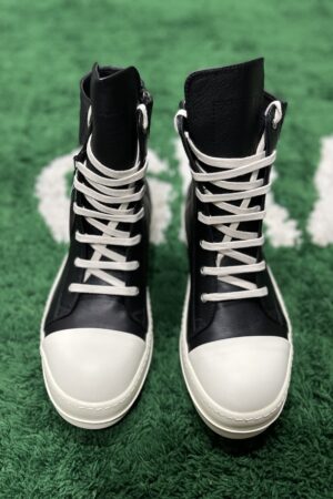 A side profile of Union LA x Air Jordan 1 Black Toe sneakers on a decorative box